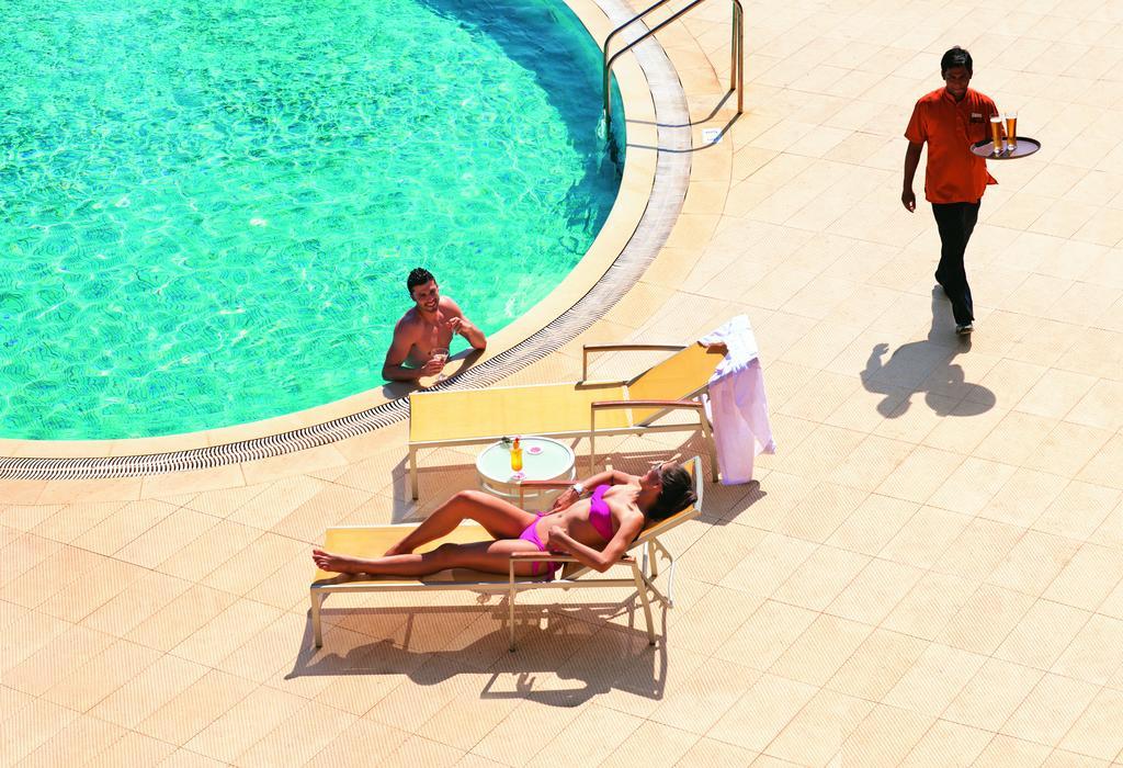 Taj Cidade De Goa Heritage, Goa Santa Cruz ภายนอก รูปภาพ A poolside butler at the Atlantis Resort