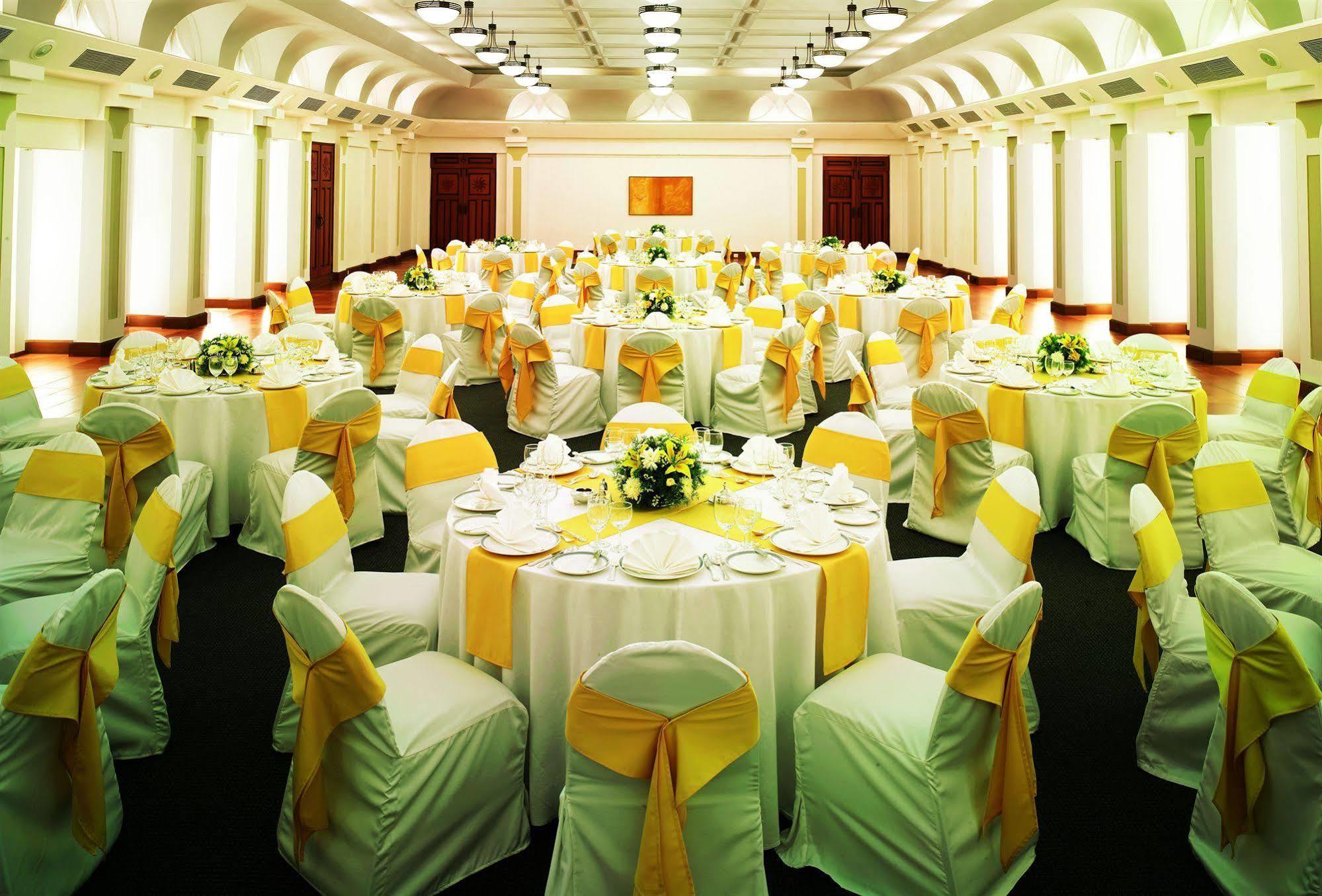 Taj Cidade De Goa Heritage, Goa Santa Cruz ภายนอก รูปภาพ A wedding reception at the Royal Thai Navy Convention Center
